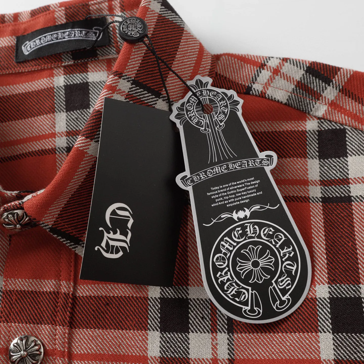 🅿️380 ch|24fw Crow Heart New Striped Plaid Splicing Silver Button Cardigan Shirt Process description: The fabric is made of custom-woven and custom-dyed wool blended fabric. The fabric contains wool components and has a very good texture. All the plaids are counter-position stitching. Every size and every plaid splicing is counter-position. It not only consumes fabric but also takes time. The details are very delicate. The sleeve logo printing uses special pulping. The characteristic of the printing process is the use of high-performance glue for printing, which creates a sense of layering on the printed pattern. The accessories of the new yb mold are used. Buttons and pocket silver jewelry are custom-developed using silver-plated foti materials. The cuffs are made with buttons and snaps that are consistent with yb and are designed with loose fit. The oversized version is truly restored. Color: blue/green/red. Size: S-XL.